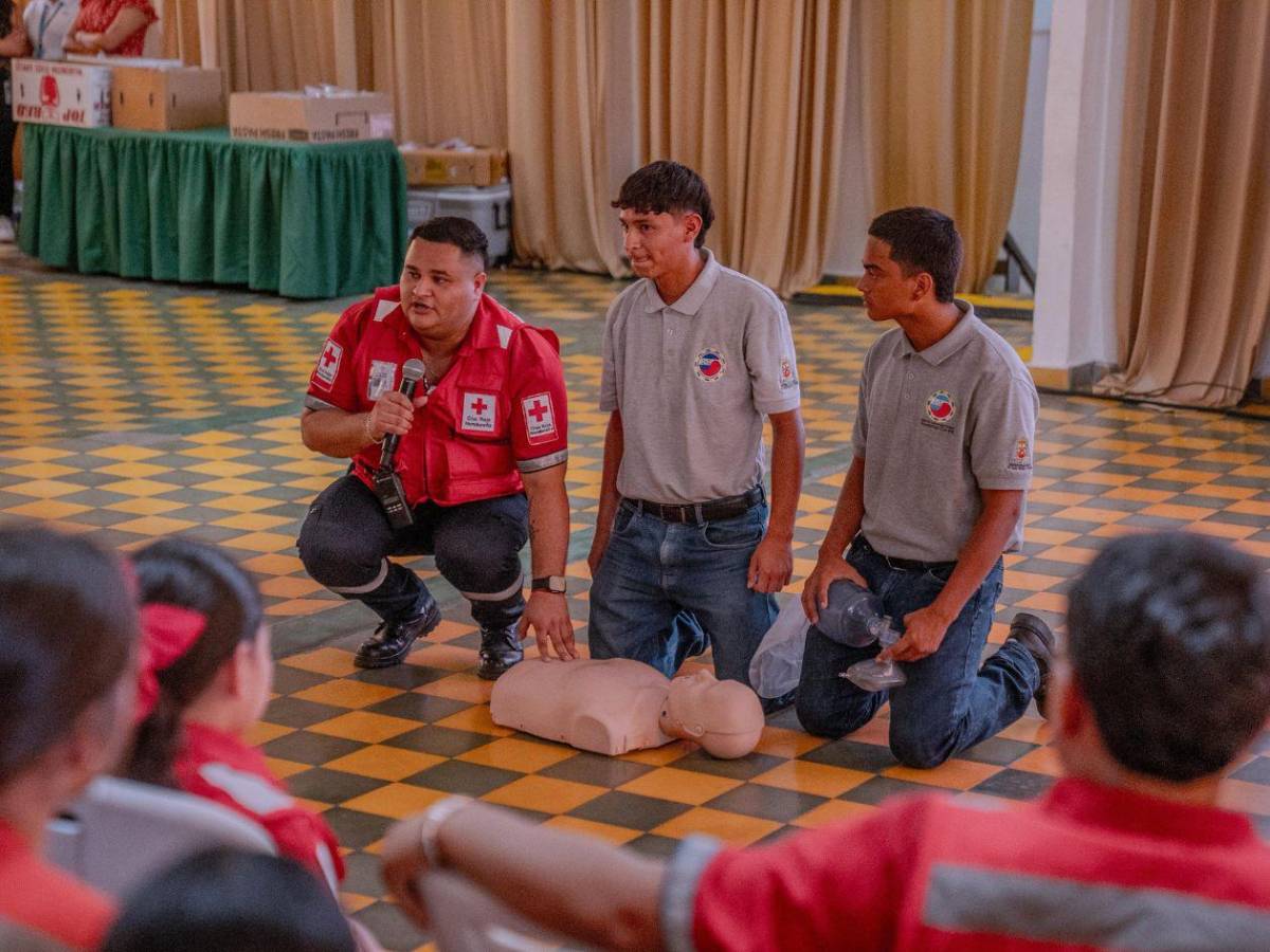 Así se preparan los estudiantes sampedranos para salvar vidas en una emergencia