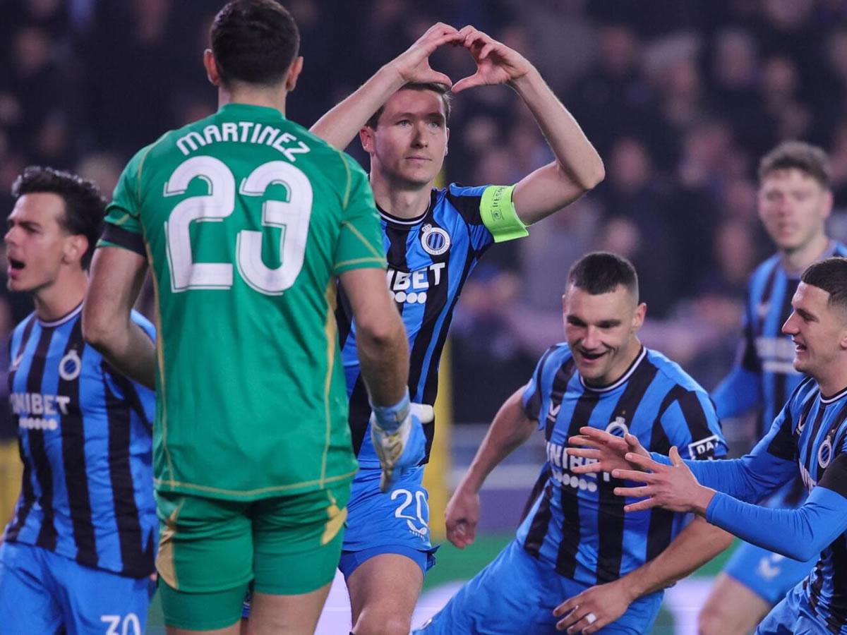 Hans Vanaken celebra su gol de penal ante ‘Dibu‘ Martínez.