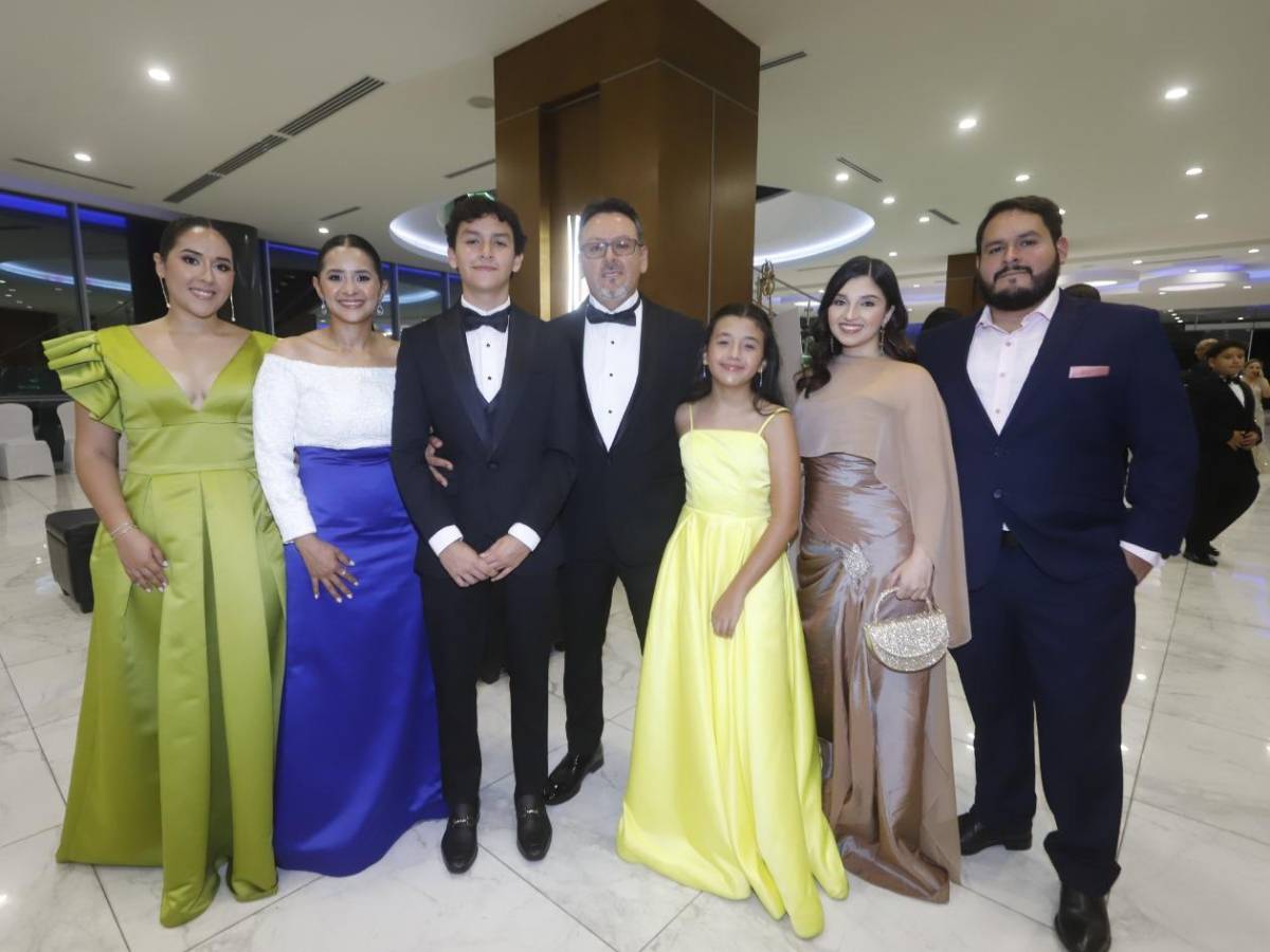 Seniors 2025 de la Santa María del Valle festejan su graduación