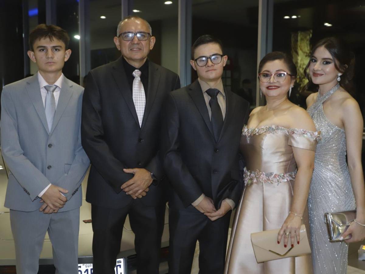 Seniors 2025 de la Santa María del Valle festejan su graduación