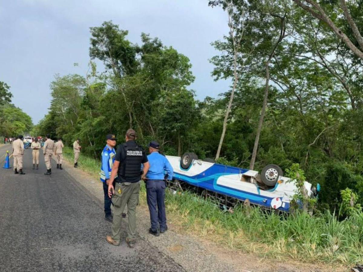 Familiares esperan la entrega de cuerpos de las víctimas del accidente en Yoro