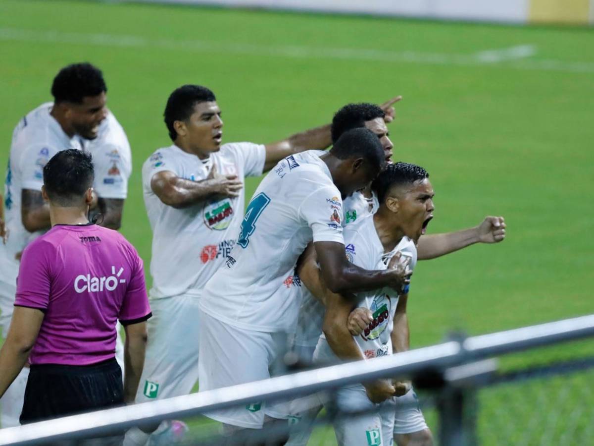 Olimpia y Real España festejan remontadas, jugador termina de portero, inundados y bellezas