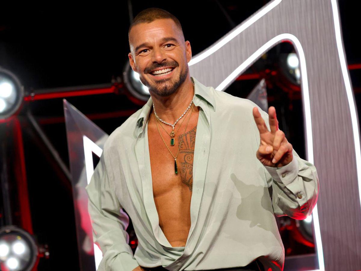 Ricky Martin impacta con cuerpazo a sus 54 años