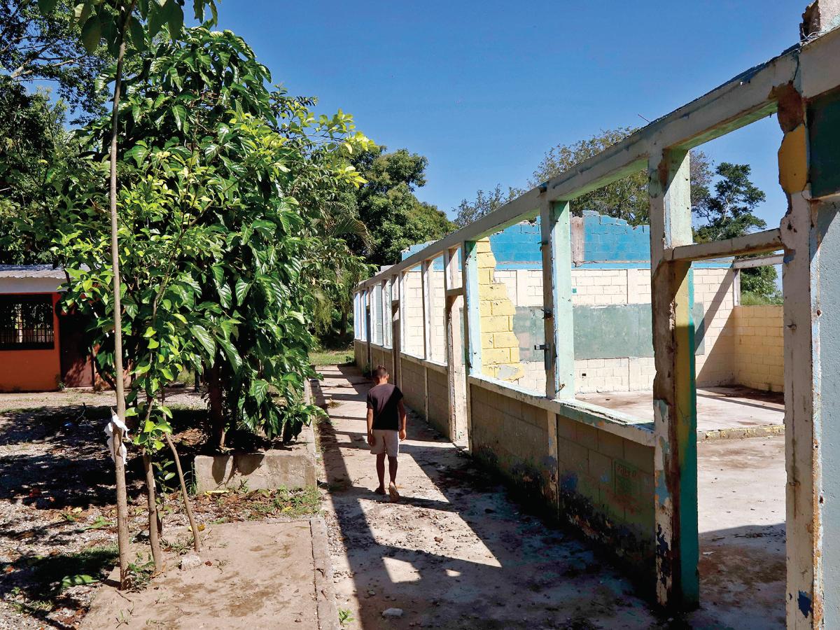 Les prometieron escuela y siguen en galeras y bajo los árboles
