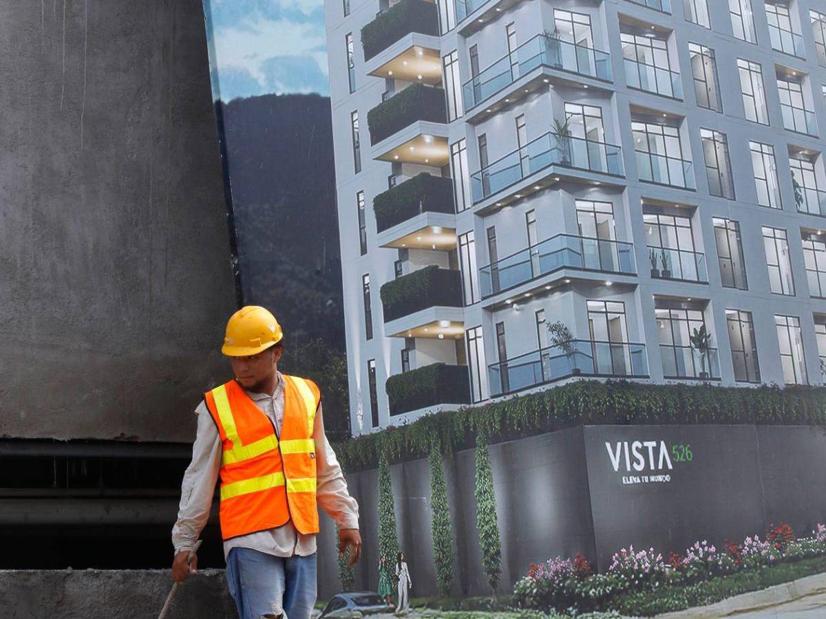 Bajo sol o la lluvia: el “motor laboral” de Honduras hace el trabajo pesado