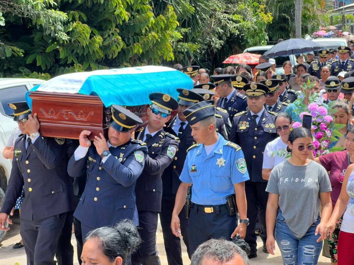 Multitud despide al héroe policial Kevin Pérez en Santa Bárbara