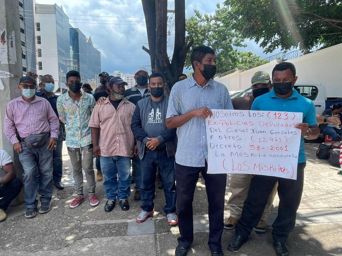 Los expolicías protestaron frente a Casa Presidencial.