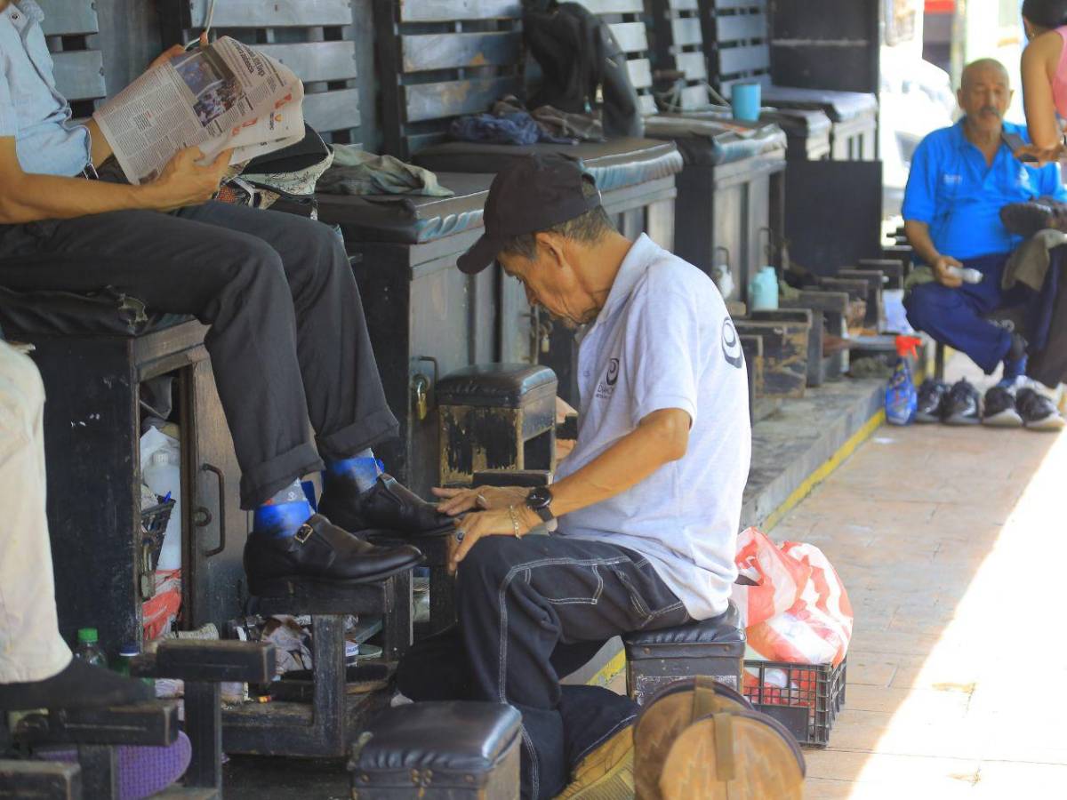 Lustradores de zapatos: el oficio que resiste al tiempo en el corazón de San Pedro Sula