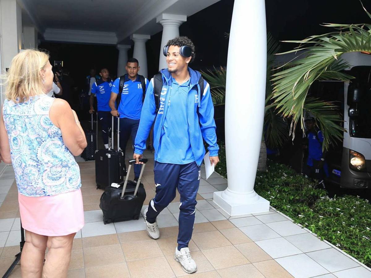 Selección de Honduras llegó a Curazao y aficionada estadounidense sorprendió a Luis Palma