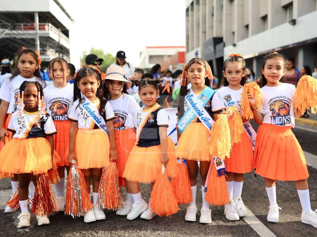 Centros educativos llenan de música, baile y tradición las calles sampedranas
