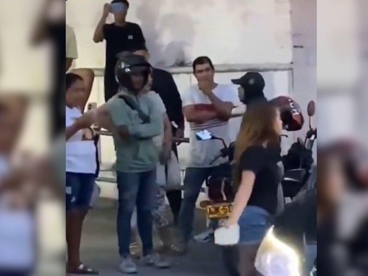 Jovencita destruye el carro de su papá tras verlo con otra mujer que no era su madre