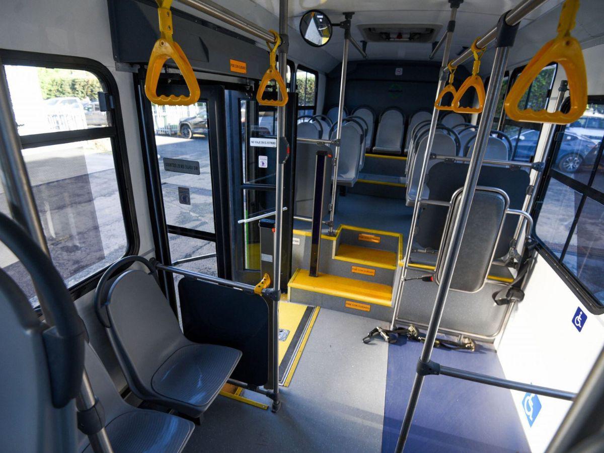 Hallan sin vida a famosa actriz dentro de un autobús