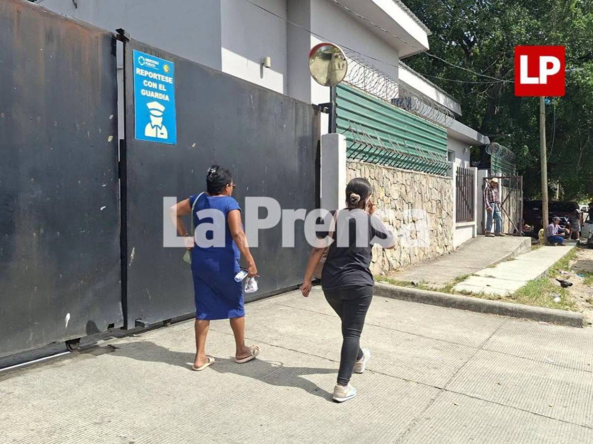 Familiares esperan la entrega de cuerpos de las víctimas del accidente en Yoro