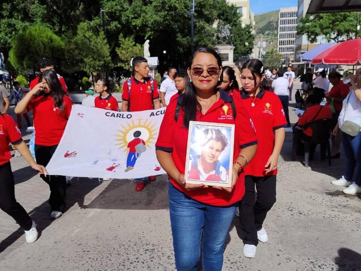 Capitalinos rinden homenaje a San Carlo Acutis, primer santo milenial