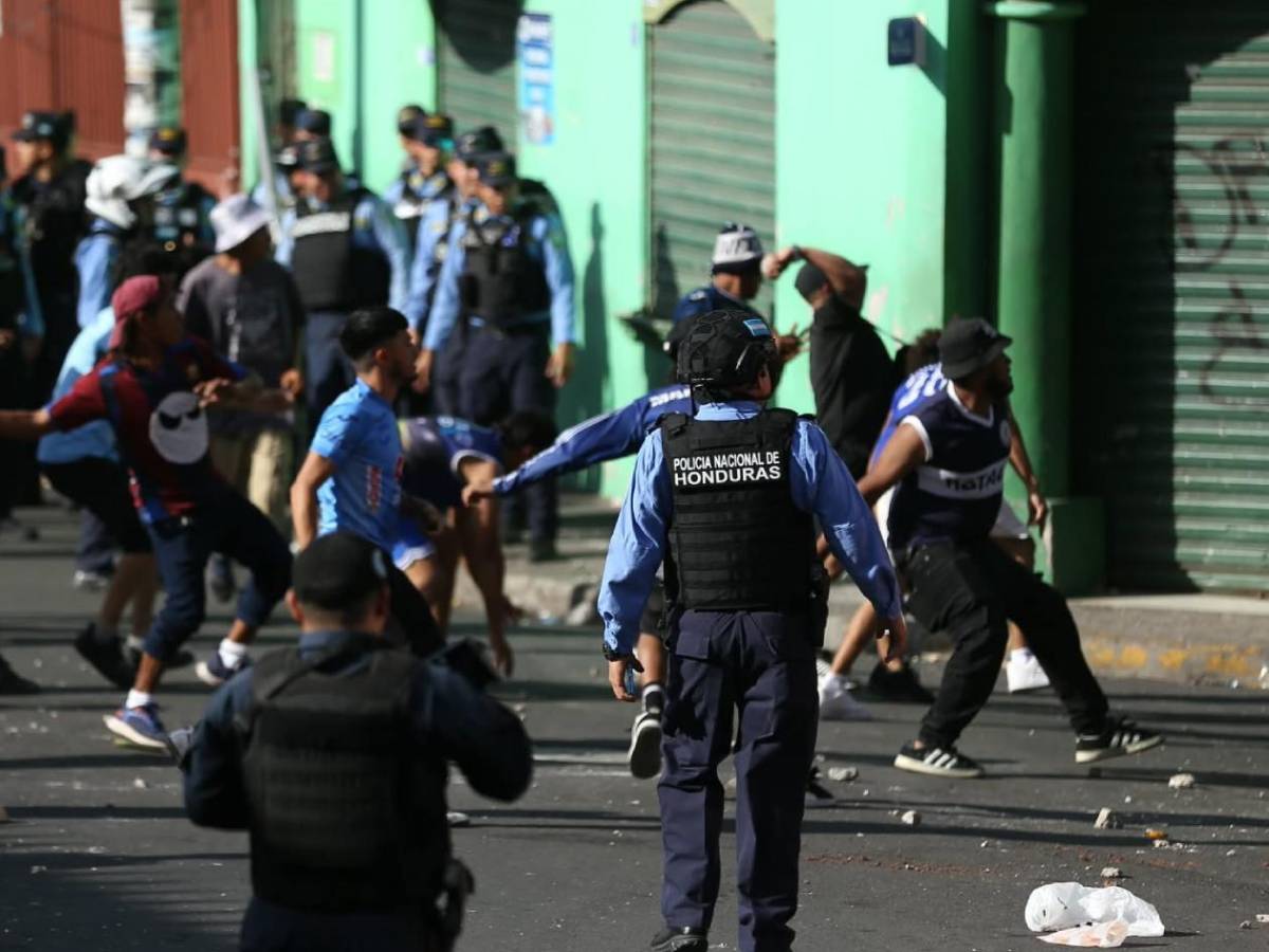 Imágenes impactantes: Terror en clásico Motagua - Olimpia tras escenas de violencia