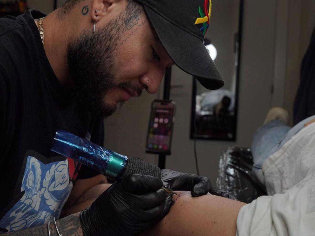 Sampedrano triunfa en la industria del tatuaje en España