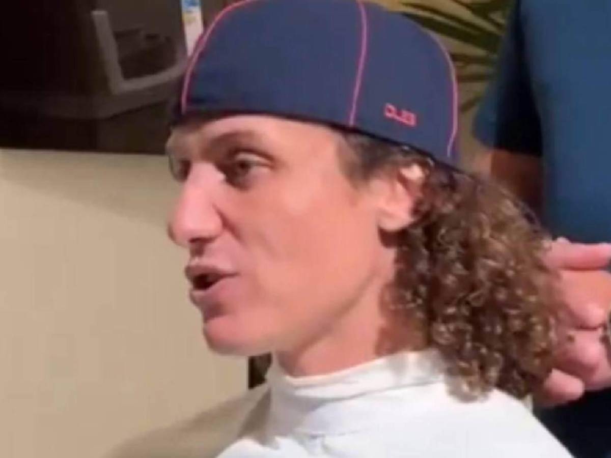 David Luiz luce irreconocible: el sorpresivo cambio de look tras cortarse el pelo