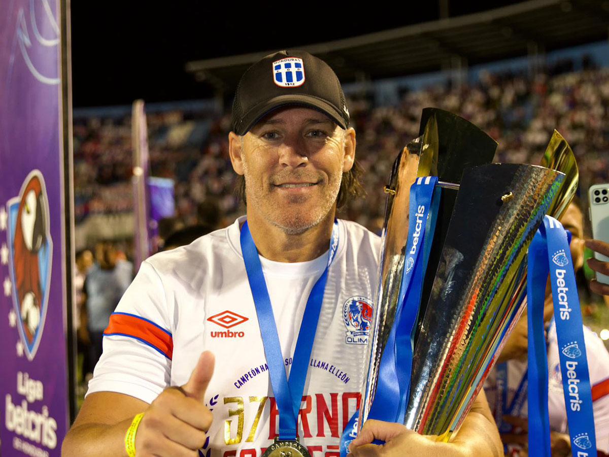 Gustavo Reggi suma cuatro victorias, tres empates y una derrota dirigiendo al Olimpia.