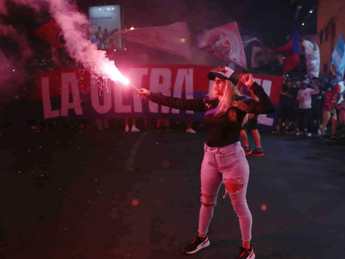 Chicas cautivan y show de la Ultra Fiel: ambientazo en el Olimpia vs Alajuelense en el Nacional
