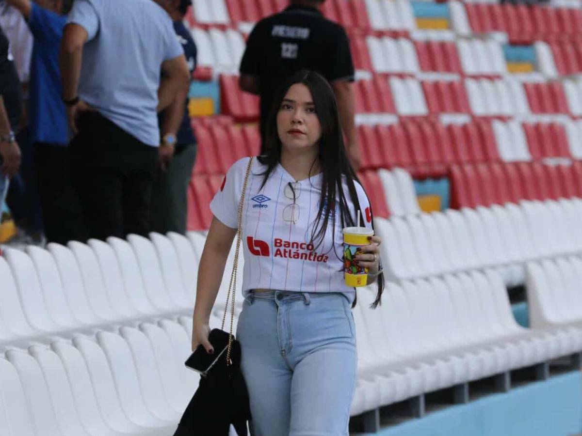 La chica que robó suspiros y el color de la Ultra Fiel en el Olimpia vs Motagua