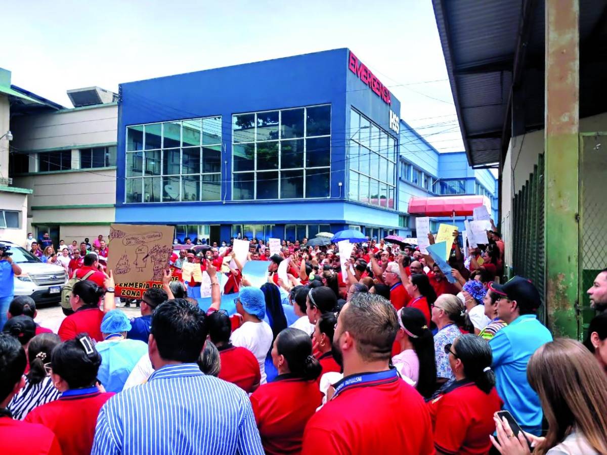 IHSS: Por equipo médico malo y falta de pago protestan sindicalistas