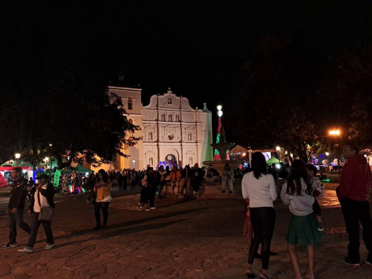 Con danzas, globos y fuegos artificiales, así recibió Comayagua el 2026
