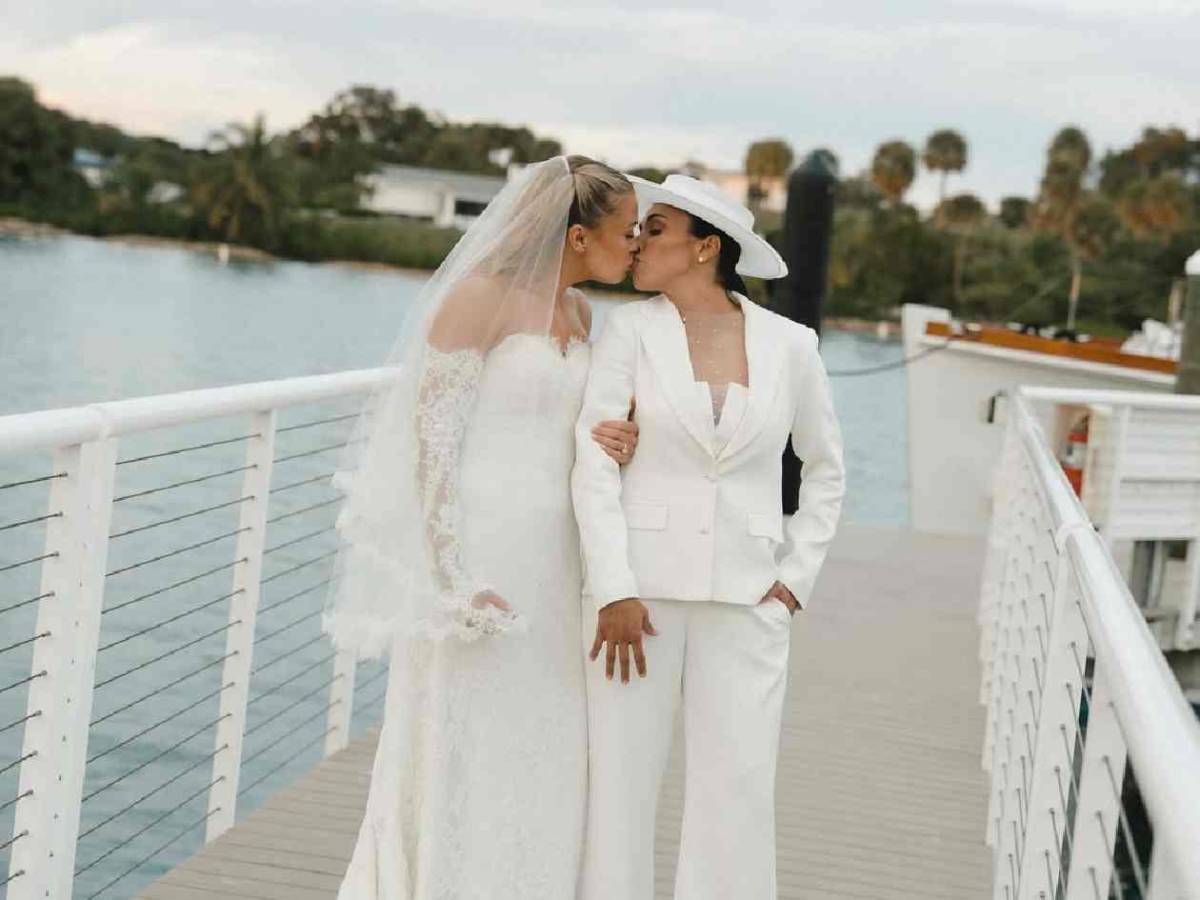 La mejor futbolista del mundo se casó con excompañera: su boda causa revuelo