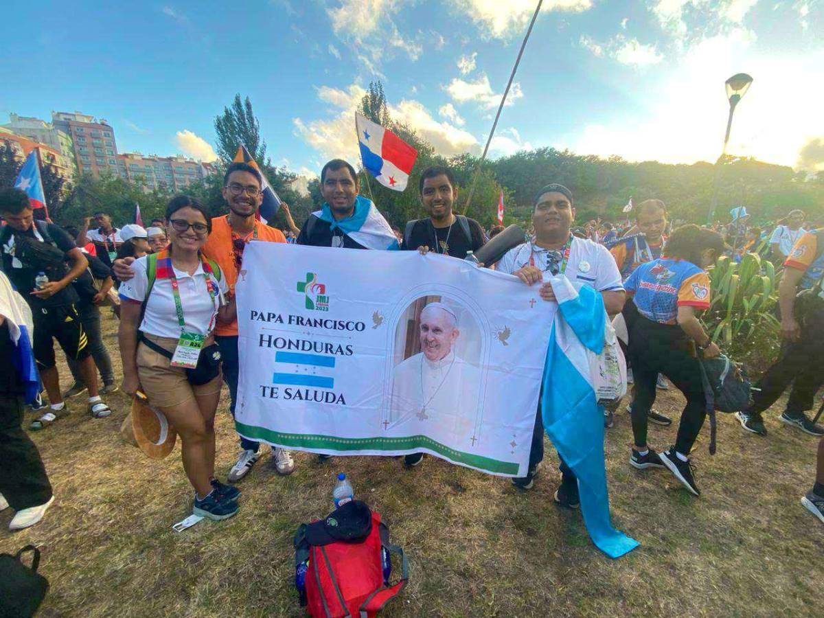 Jóvenes de la Arquidiócesis de San Pedro Sula portan una manta con el mensaje “Papa Francisco, Honduras te saluda”.