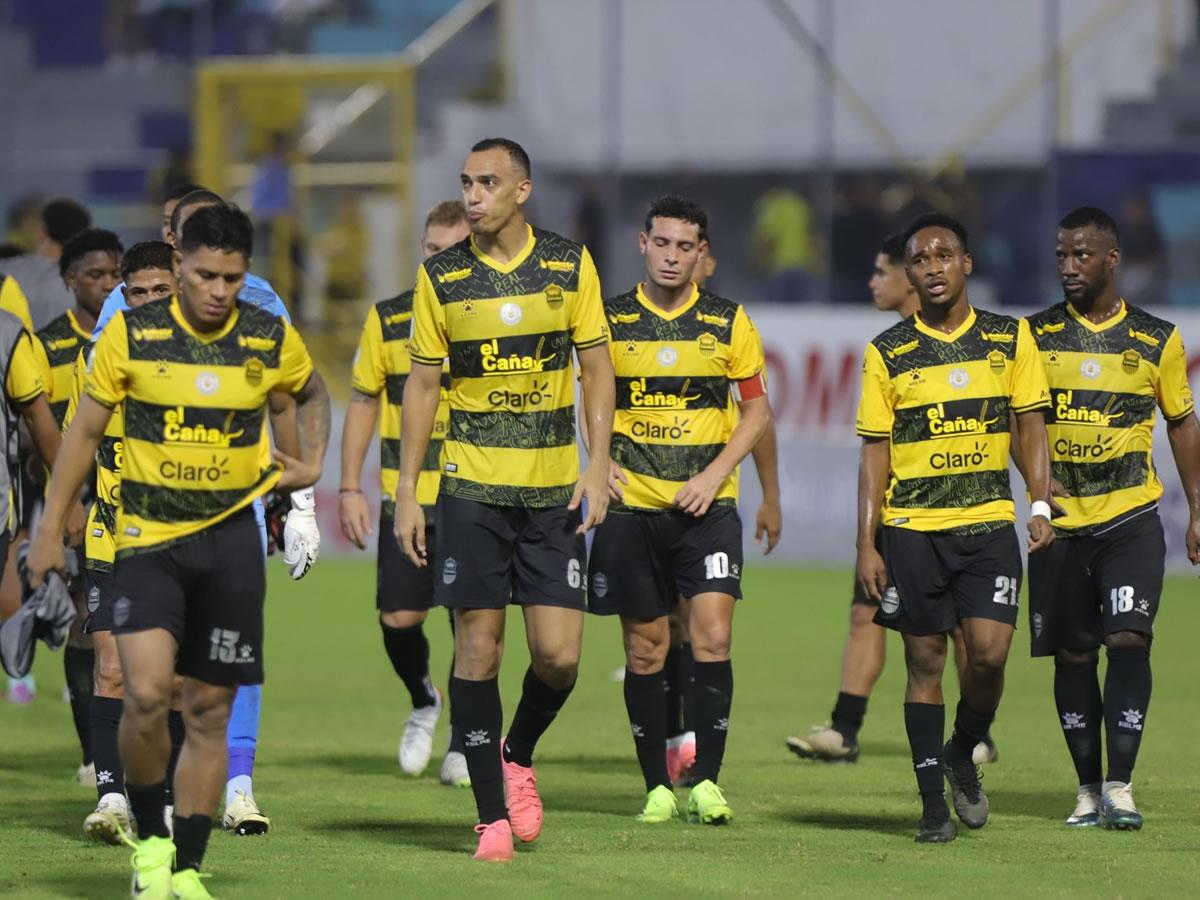 Los jugadores del Real España se fueron tristes del Morazán por la derrota.