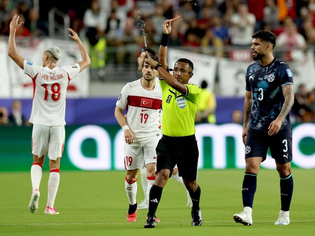 FIFA expulsa del Mundial 2026 a periodista por lo que hizo a árbitro Iván Barton