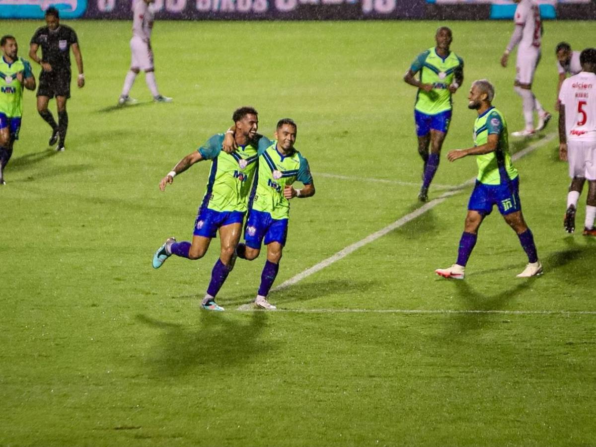 Bellas chicas cautivan, show del DT de Motagua y la fuerte lluvia en el Olimpia - Olancho