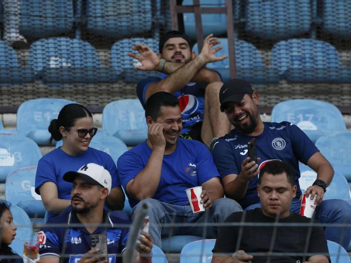 Bellas chicas cautivan, show del DT de Motagua y la fuerte lluvia en el Olimpia - Olancho