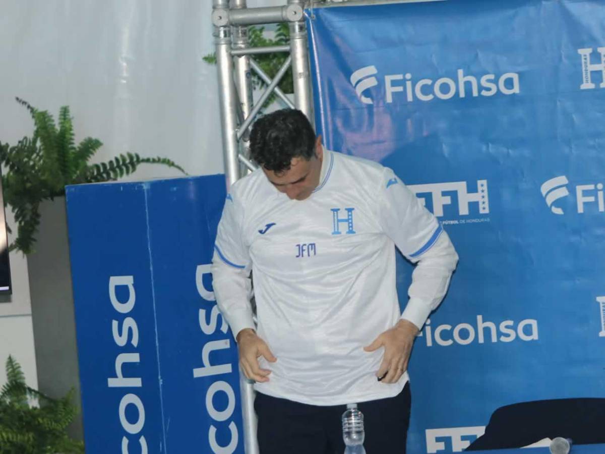 Francisco Molina y el incómodo momento en presentación con Honduras: ¿quién lo acompaña?