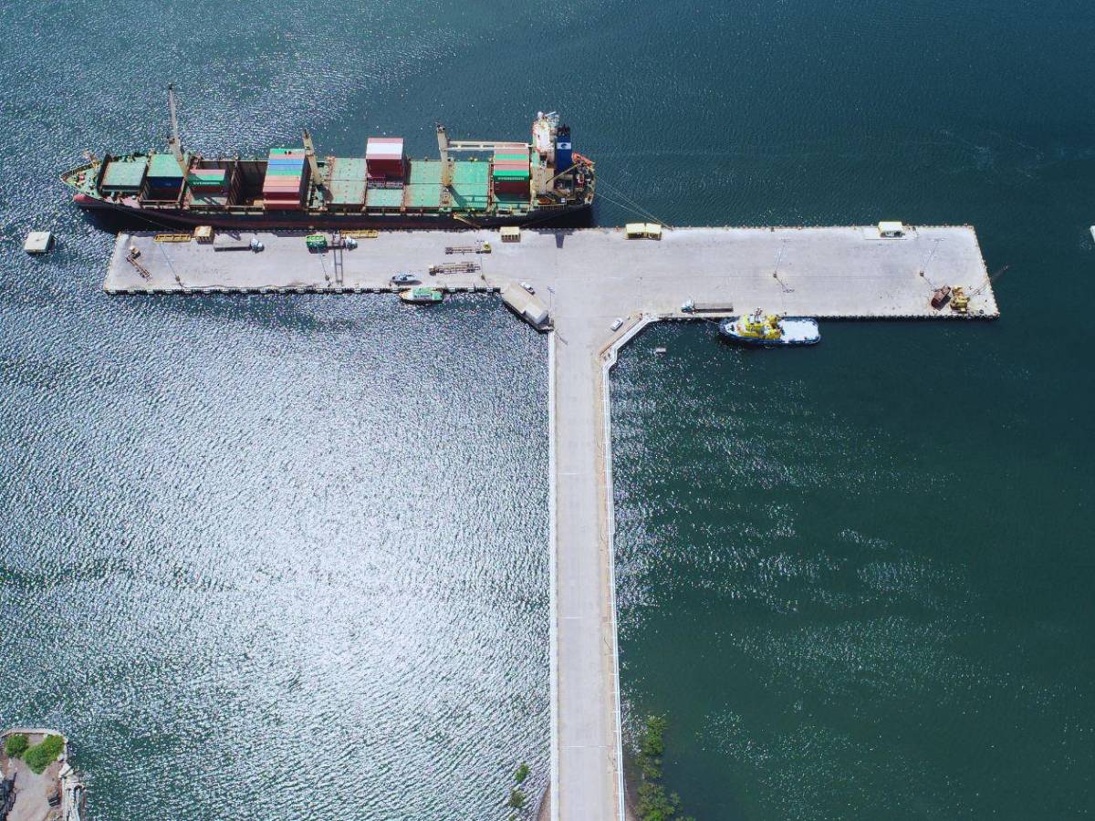 Autos, combustibles y barcos saturan el único puerto activo del Pacífico hondureño