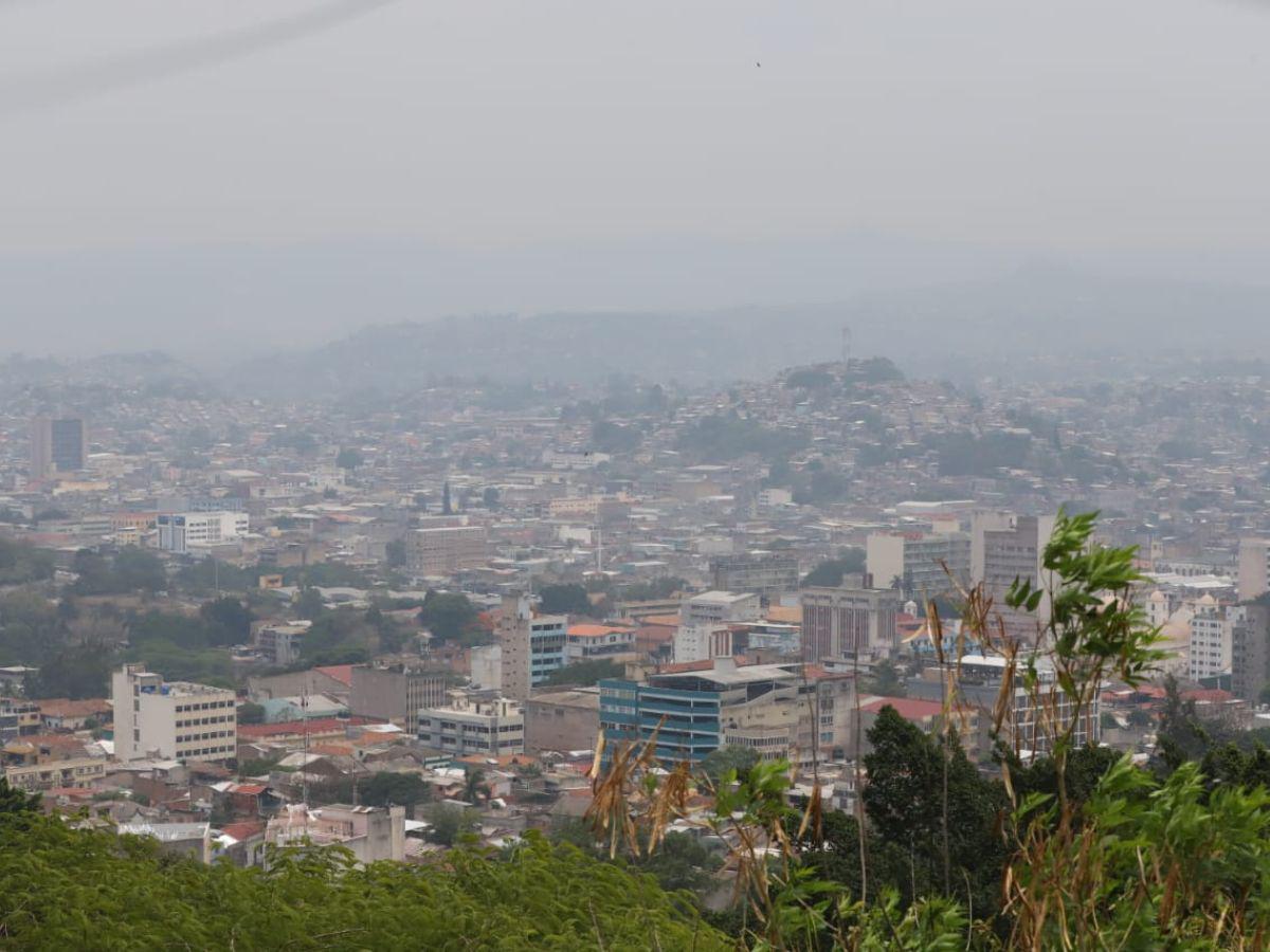 $!Expertos señalan que solo lluvia durante al menos cinco días seguidos podría disipar la capa de humo.