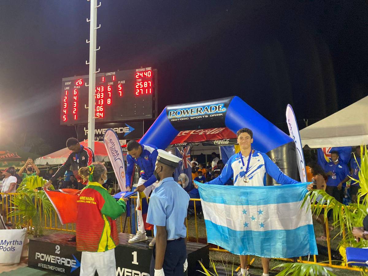 Julio Horrego con la bandera de Honduras tras conseguir el segundo lugar.