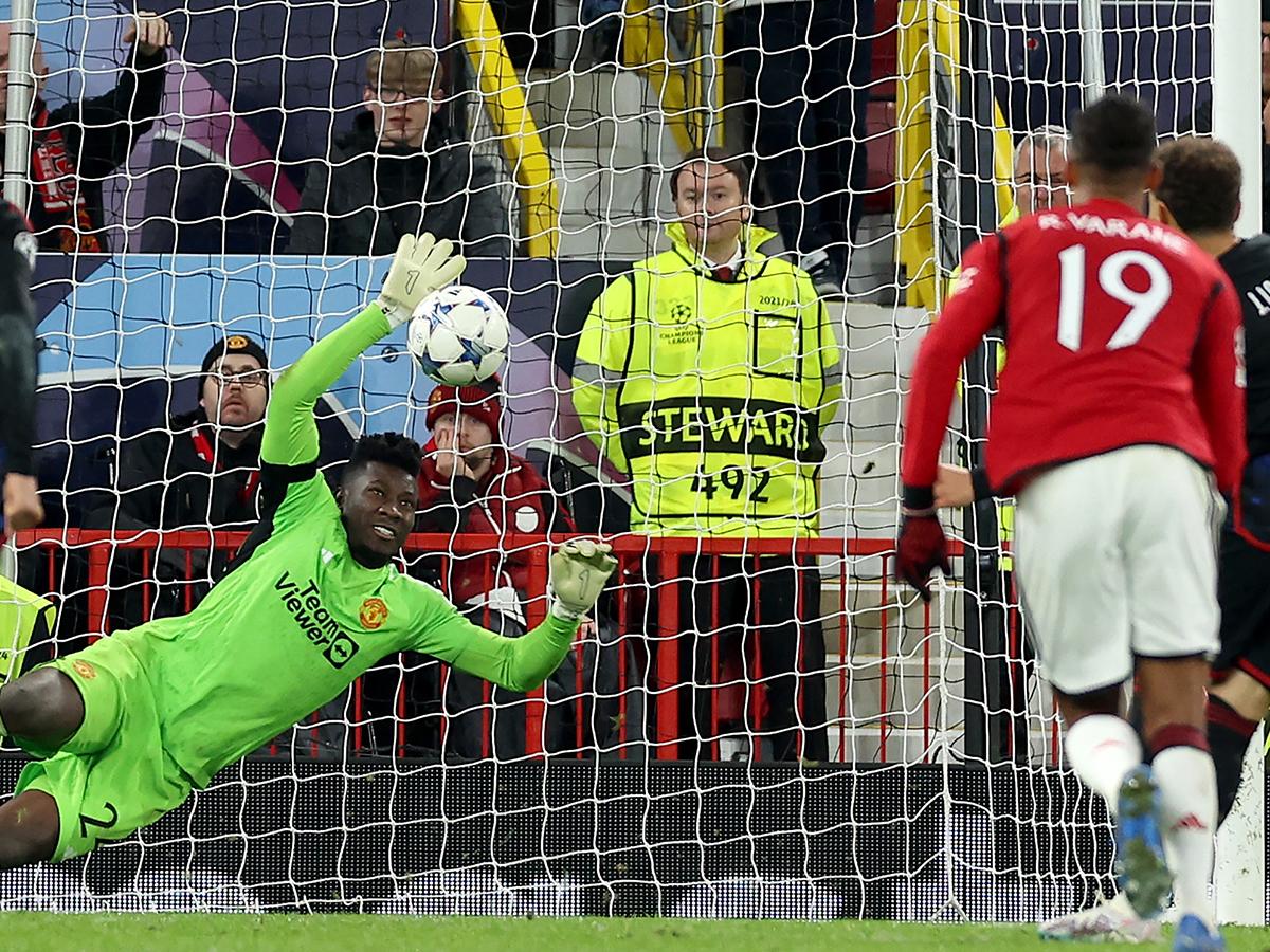 Momento en el que Onana detiene el penal al minuto 97.