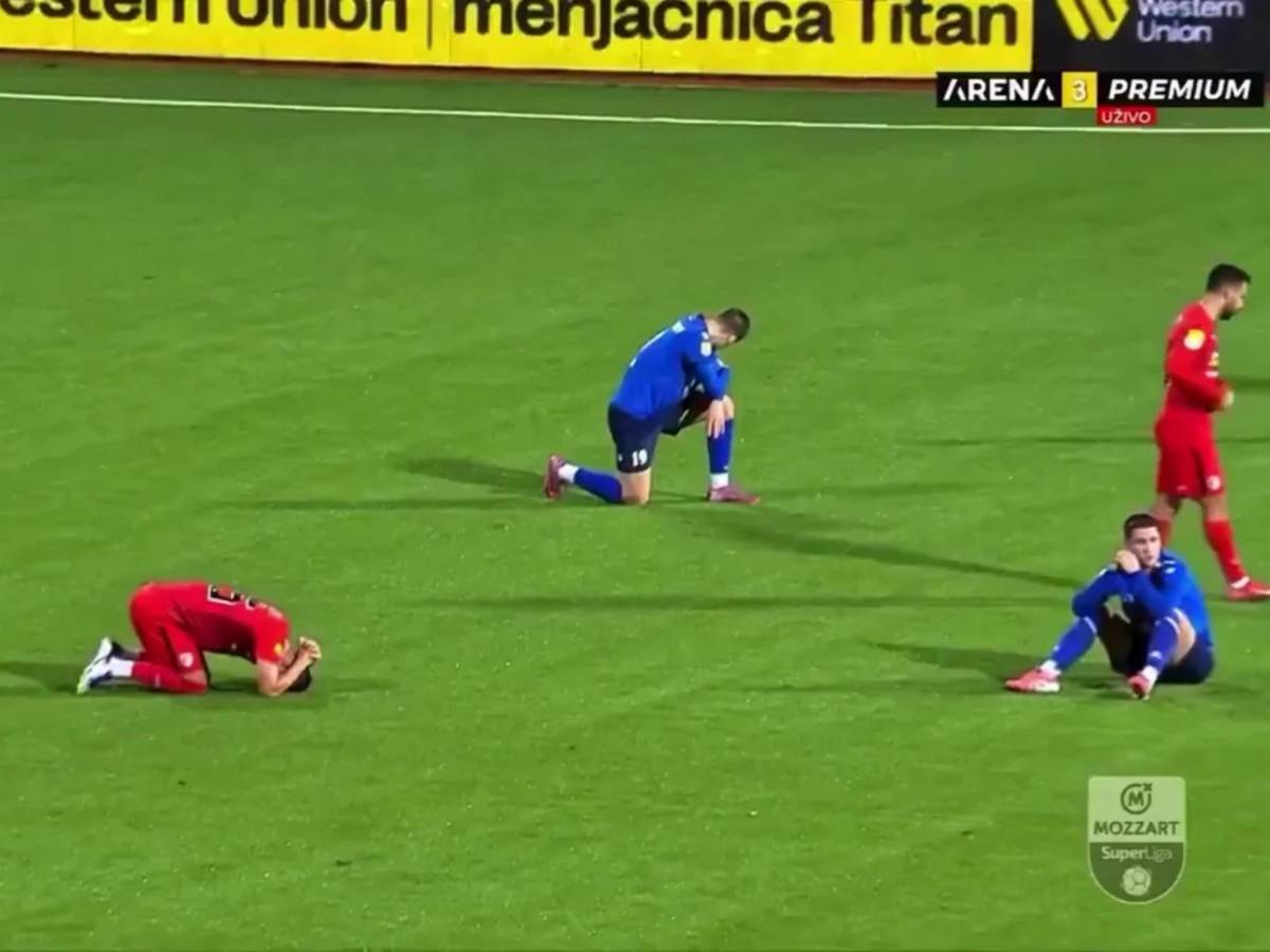 Impactante: Famoso entrenador muere en pleno partido; ¿cómo reaccionaron sus jugadores?