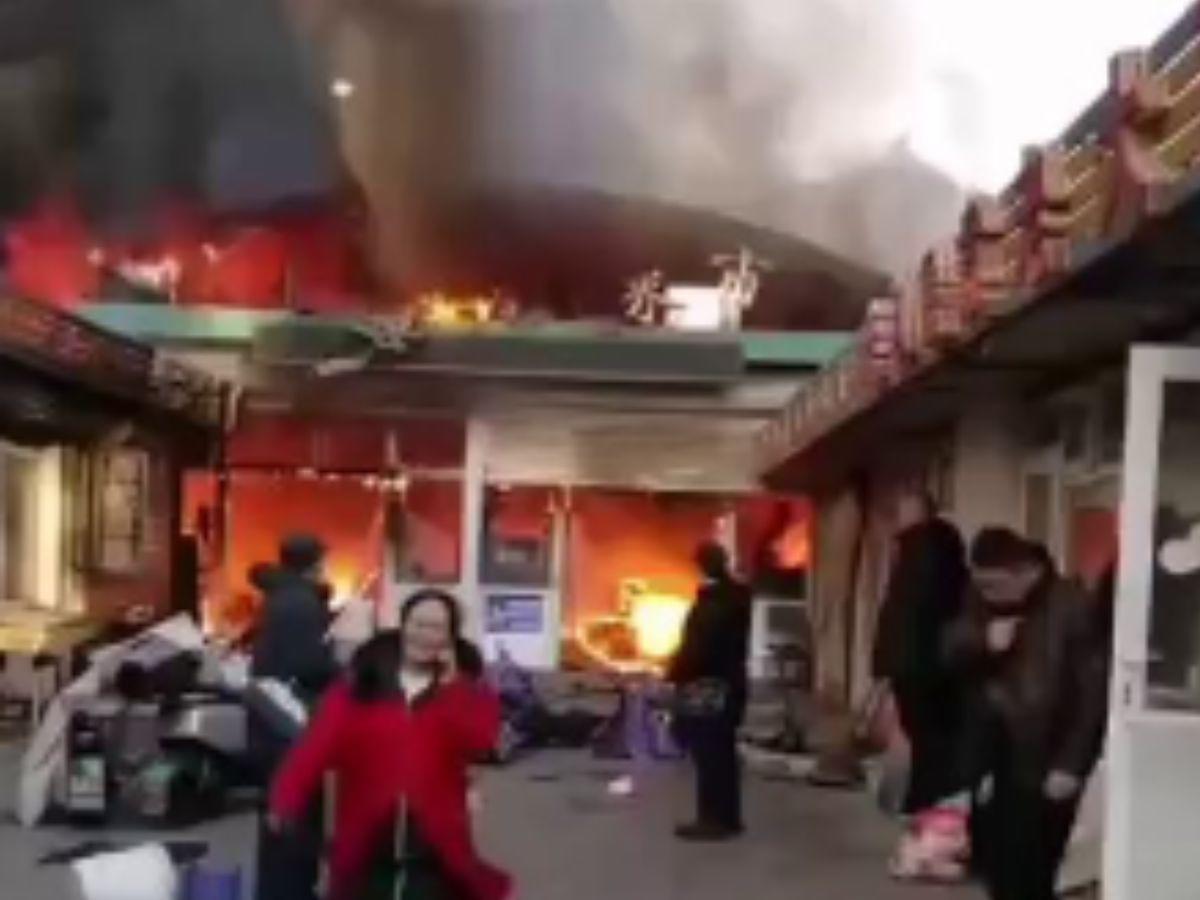 Ocho muertos y quince heridos deja incendio en mercado