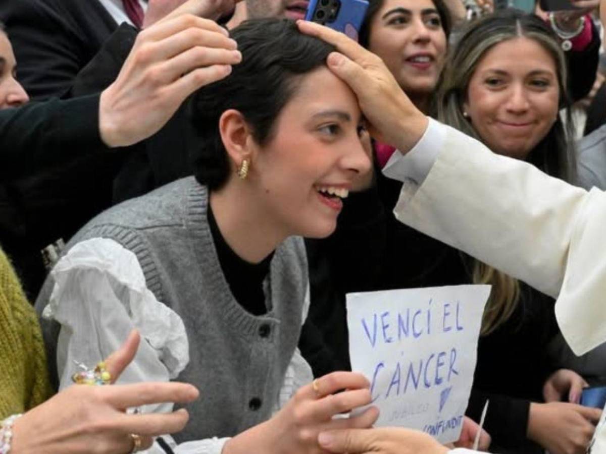 Hondureña sobreviviente de cáncer recibe bendición del Papa León XIV en el Vaticano
