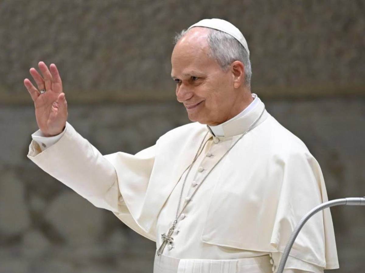 Hondureña sobreviviente de cáncer recibe bendición del Papa León XIV en el Vaticano