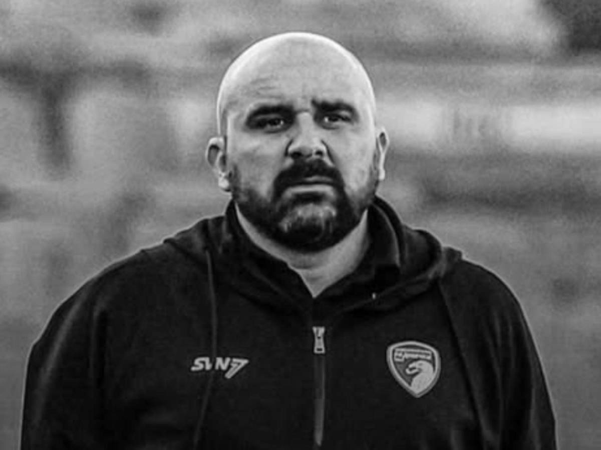 Impactante: Famoso entrenador muere en pleno partido; ¿cómo reaccionaron sus jugadores?