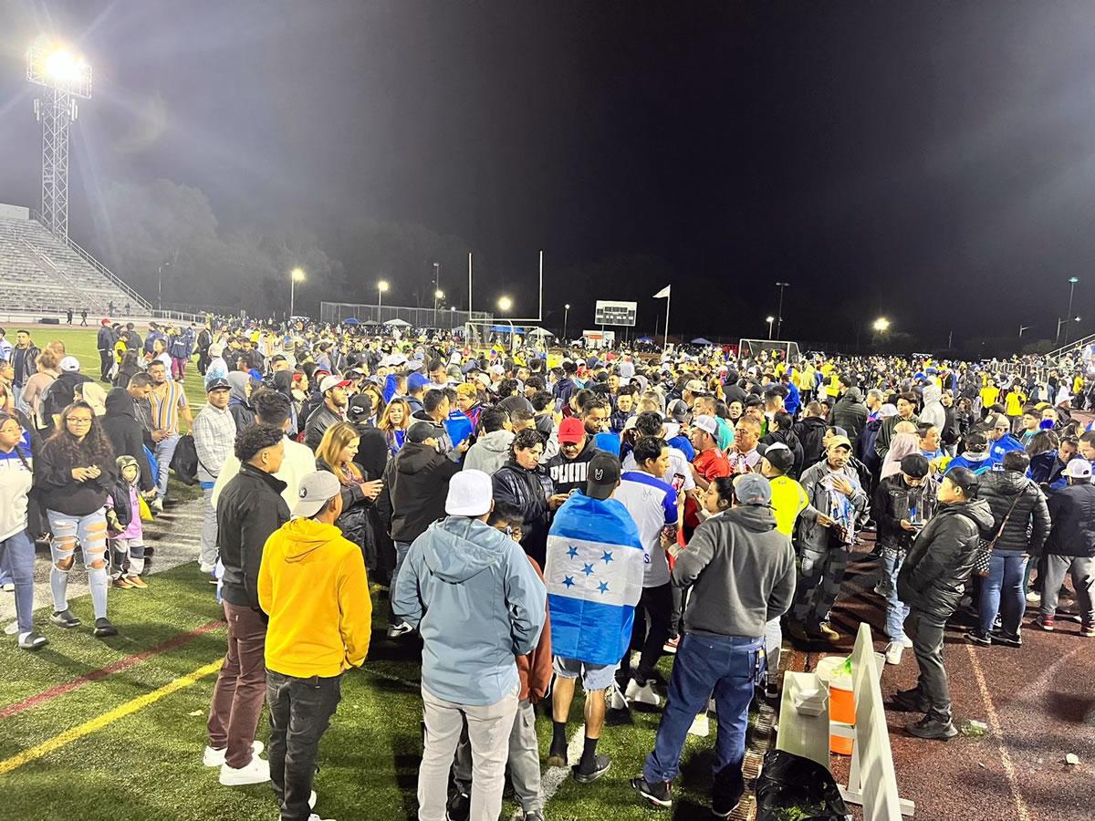Hubo invasión de cancha al final del partido por parte de los aficionados para compartir con las leyendas de ambos países.