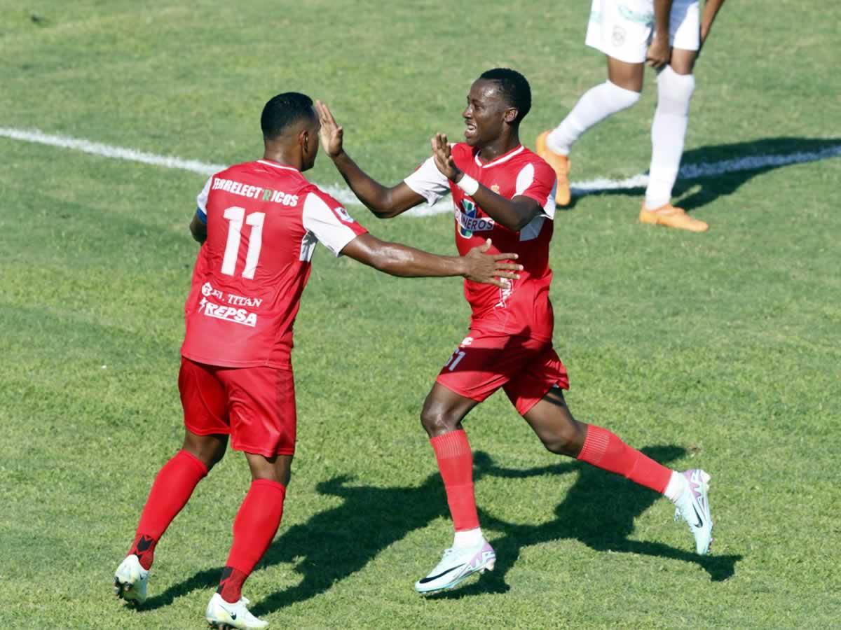 Kevin Güity celebrando su golazo con Rony Martínez.