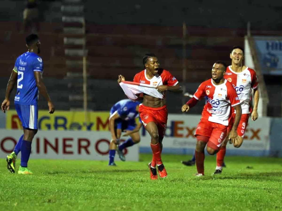 Christian Manaiza celebrando su gol que dio el tirunfo al Vida en el Clásico ceibeño.