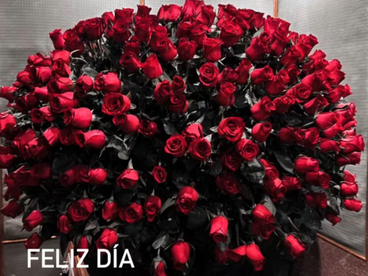 Ángela Aguilar presume gigante ramo de rosas que le regaló Christian Nodal