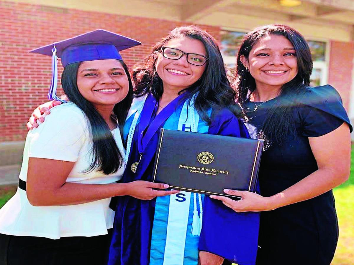 Las hermanas Corrales en la graduación de Cesia, quien egresó con honores de la Northwestern State University of Louisiana.