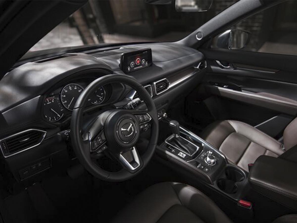 Cuenta con un sistema de conectividad móvil MZD Connect.