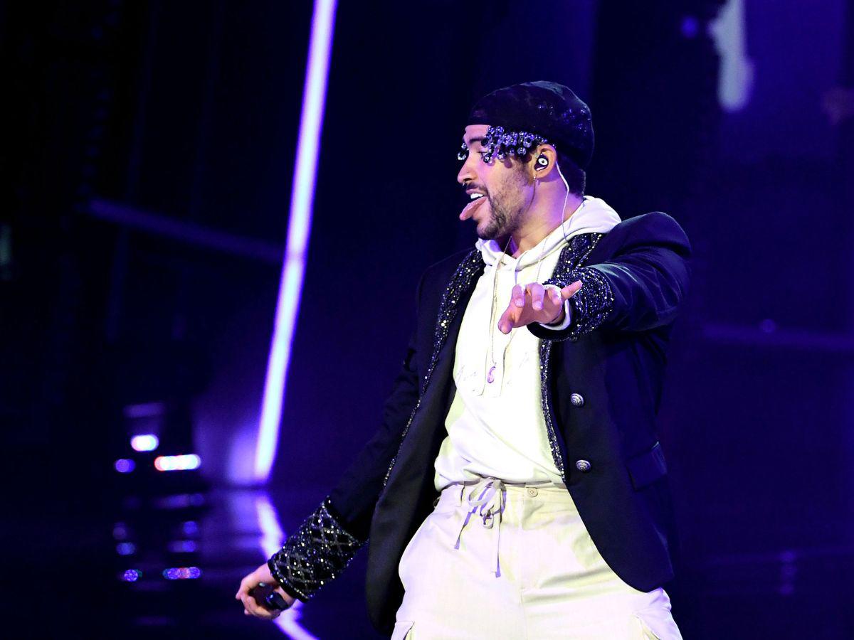 Bad Bunny da concierto gratis en el techo de una gasolinera