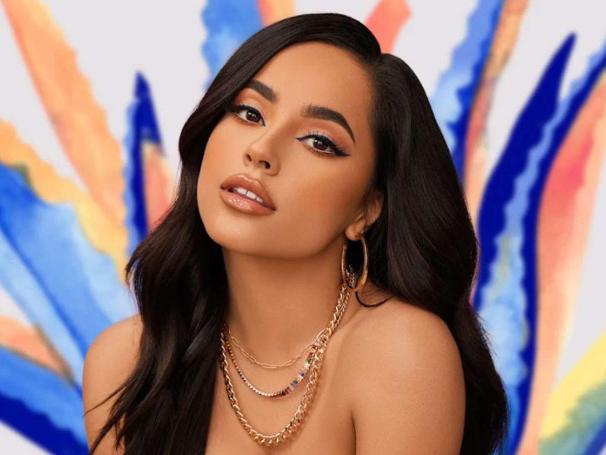 Becky G aparece sin anillo de compromiso tras escándalo de su novio